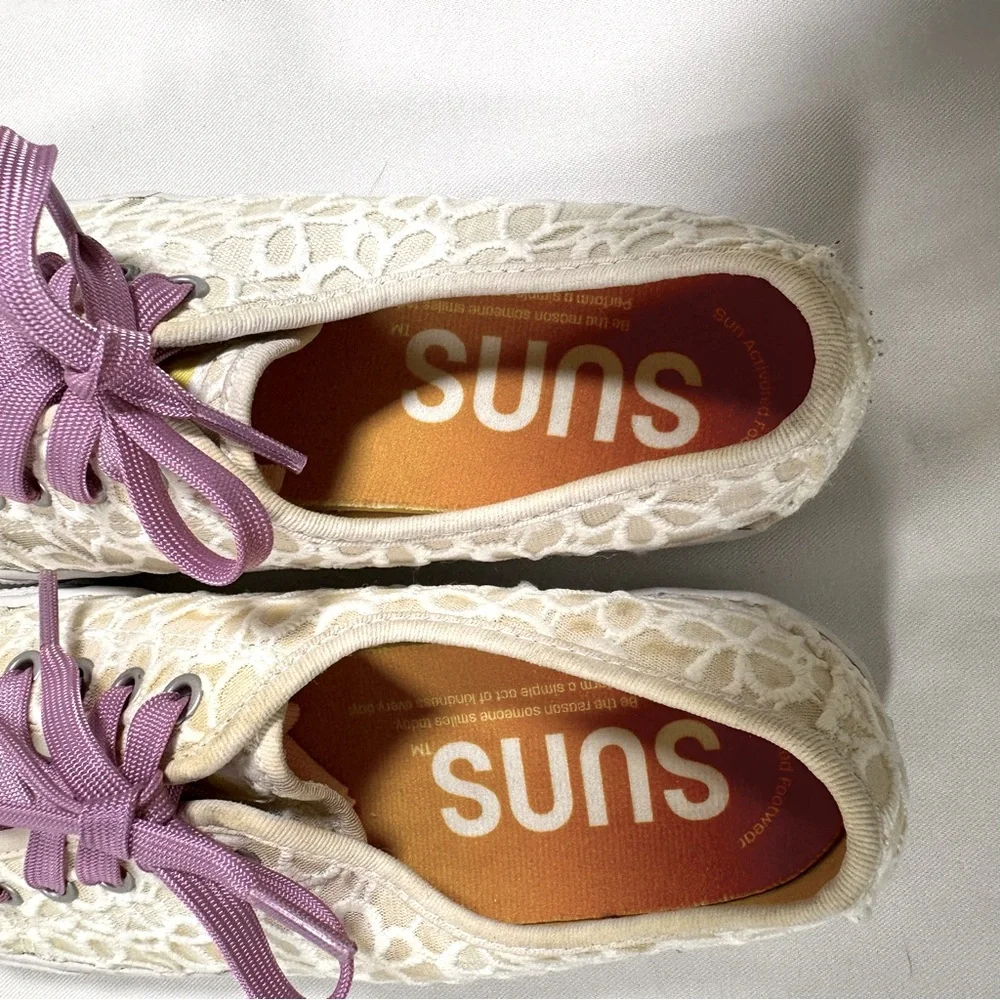 Suns Women 8.5 White Daisy‎ Pattern Sneaker Purple Laces